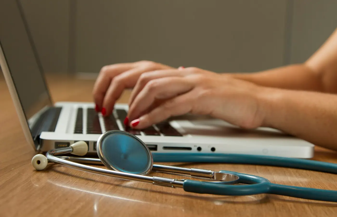Consultation médicale : un soignant et une patiente échangent autour d’un ordinateur