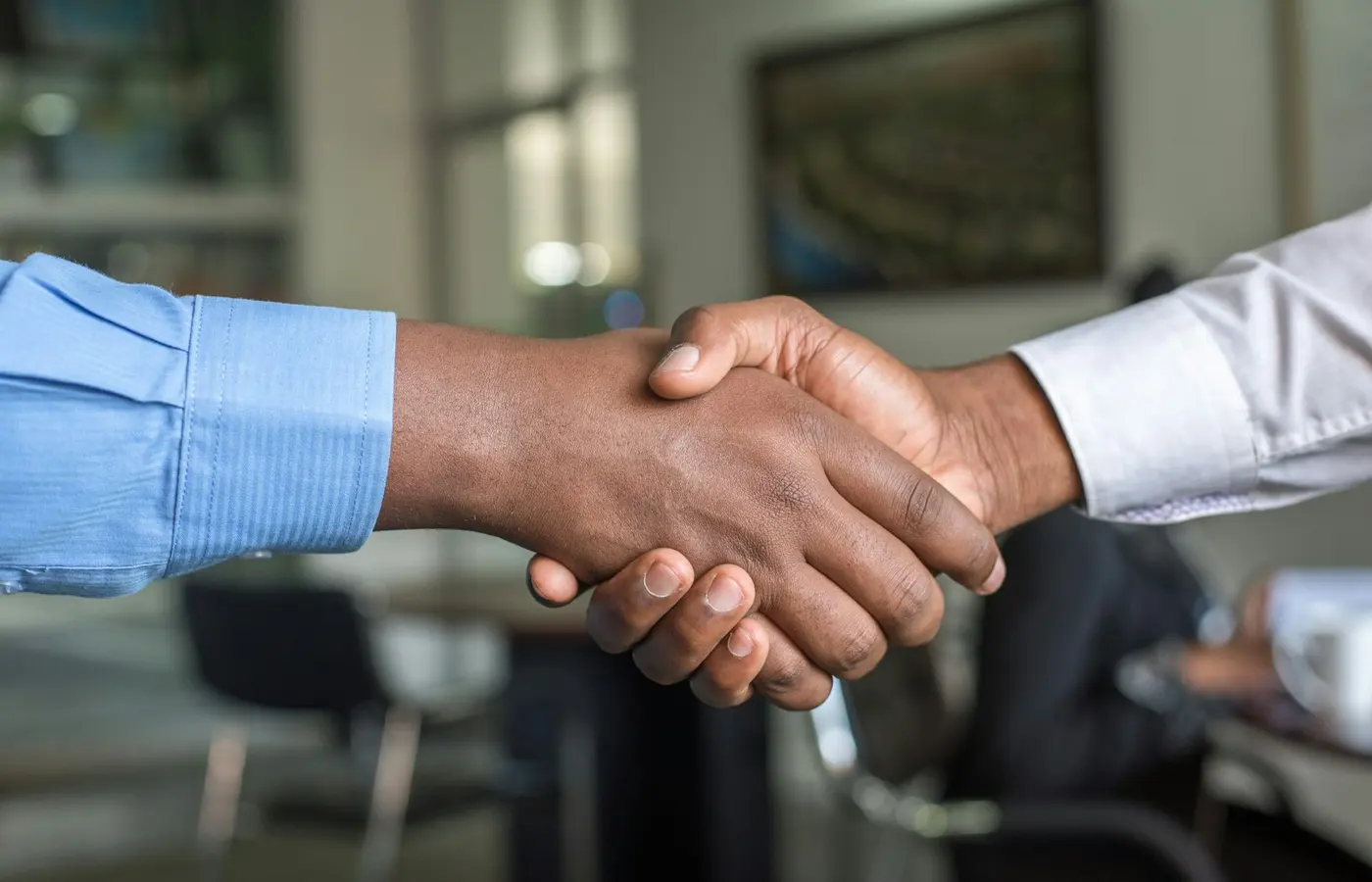 Poignée de main entre deux personnes en contexte professionnel